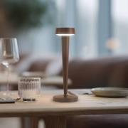 Lucande LED-batteridrevet lysestage Lea, vase, mørkebrun, 28 cm