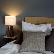 PR Home Bordlampe Aira, højde 50 cm, messingfarvet/hvid