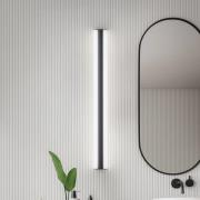 Helestra LED-spejllampe LOOM, længde 90 cm, sort, IP44