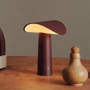 GEJST LED-batteridrevet bordlampe Lium, burgunder, 2.700 K, USB