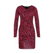 Elegant rød leopardprint kjole