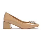 Beige pumps med smykkeudsmykning