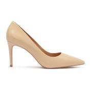 Klassiske beige pumps på en medium-høj stilet hæl