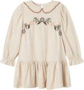 Lil' Atelier Nmfsafron LS Dress LIL Str 92 - Pumice Stone Toppe hos Ma...